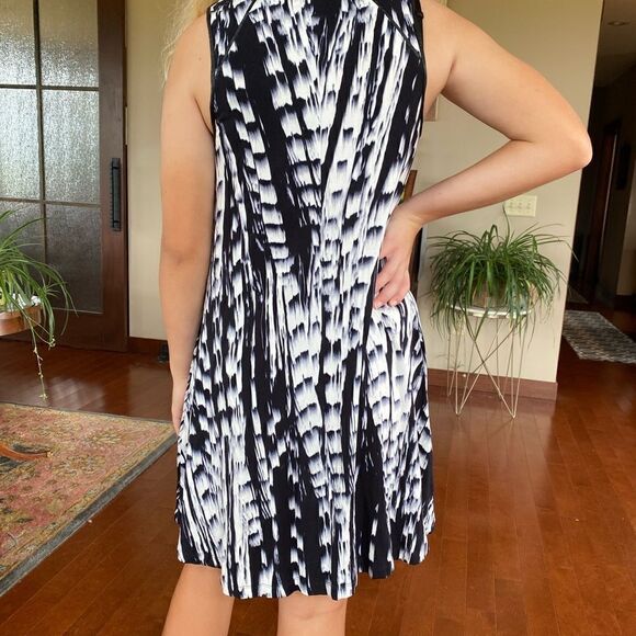 Tart black and white patterned swing dress NWT size Medium - Picture 3 of 4